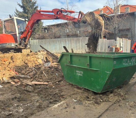 Renovezi sau demolezi? Primul lucru pe care trebuie să îl rezolvi nu este tencuiala — este molozul